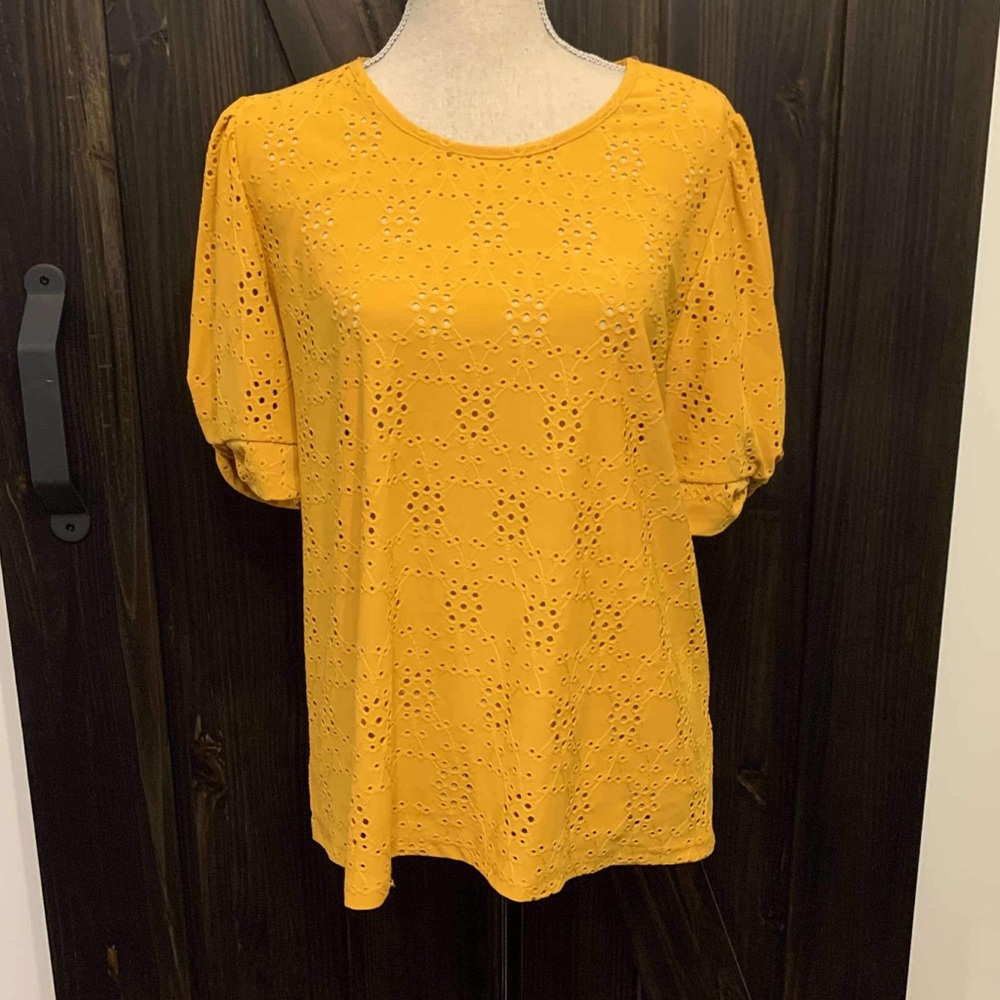 KIM & CAMI eyelet top